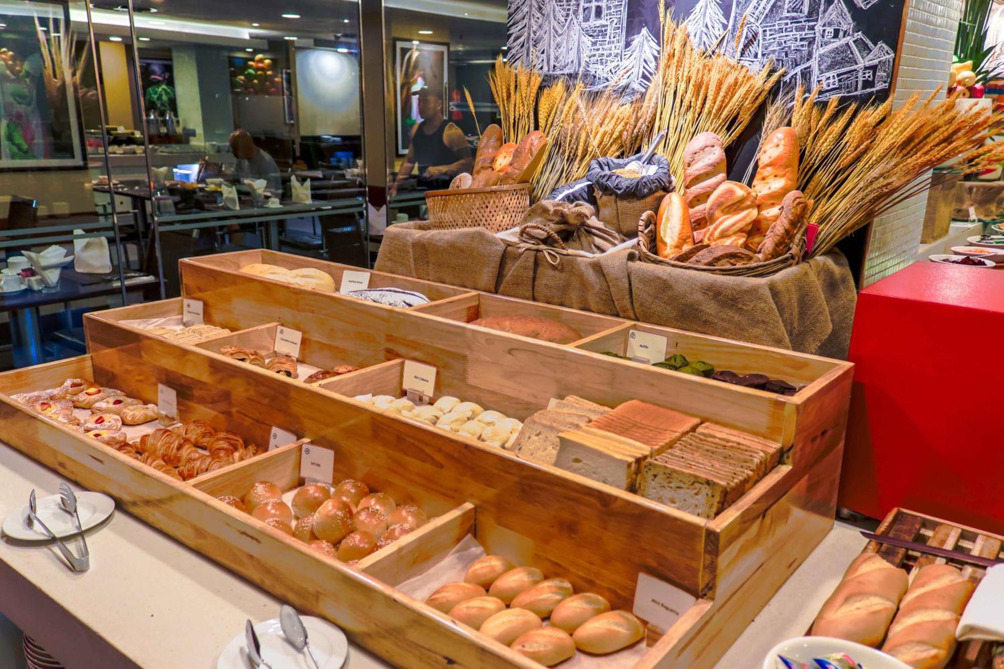 فندق إيستين غراند سايغون مدينة هوشي منه المظهر الخارجي الصورة Bread and pastry at a buffet