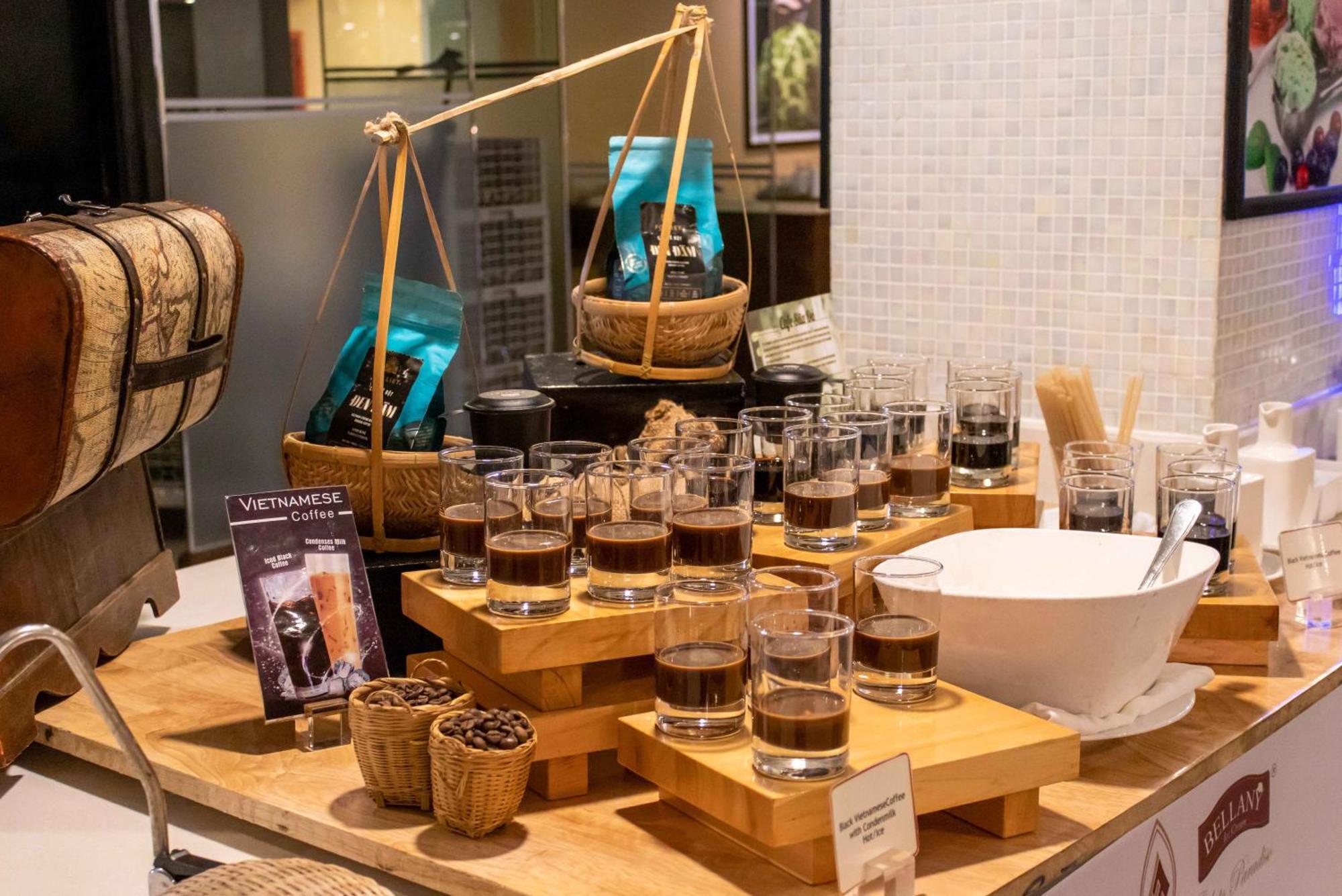 فندق إيستين غراند سايغون مدينة هوشي منه المظهر الخارجي الصورة A coffee tasting