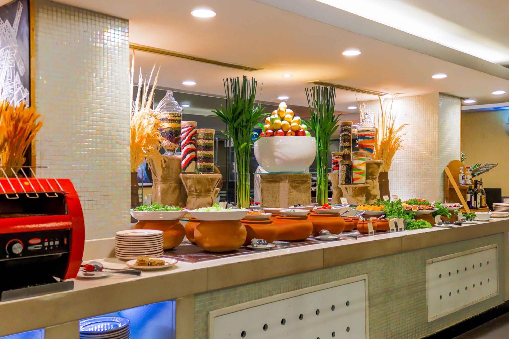 فندق إيستين غراند سايغون مدينة هوشي منه المظهر الخارجي الصورة A buffet at a hotel